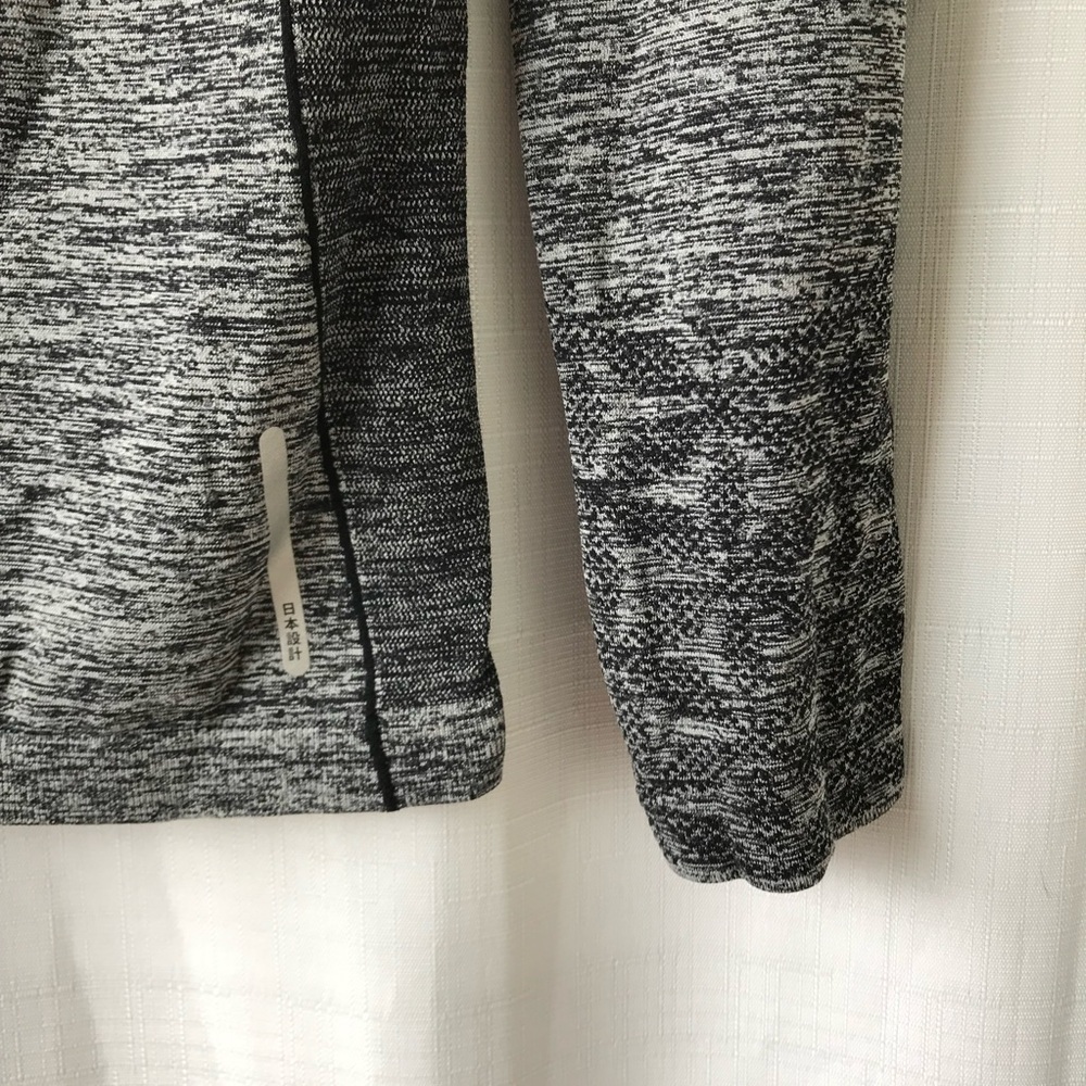 Mizuno Long Sleeve workout top women size medium sample tag - Picture 9 of 10